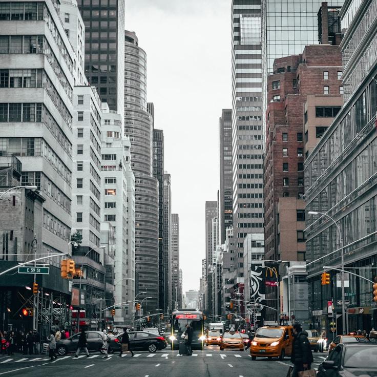 Parents evaluating schools in France